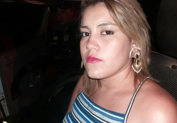 Mulher é presa com arma de fogo