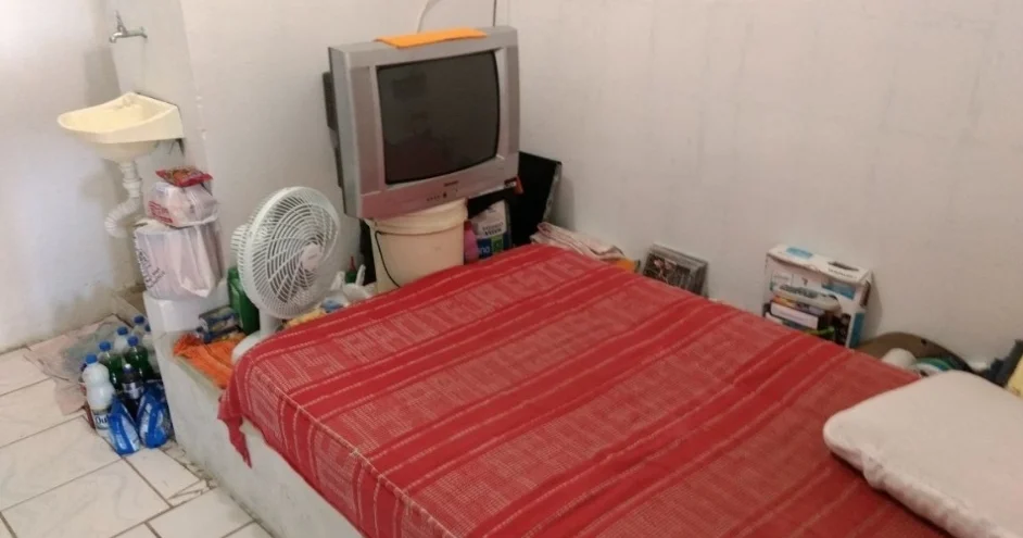 Os quartos individuais, que ficam em volta da quadra do ginásio, têm cama de casal, ventilador e televisão