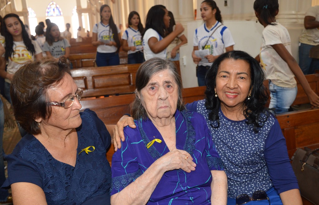 Ao centro dona Zizi Baldoínio, primeira diretora da Escola Normal de Picos