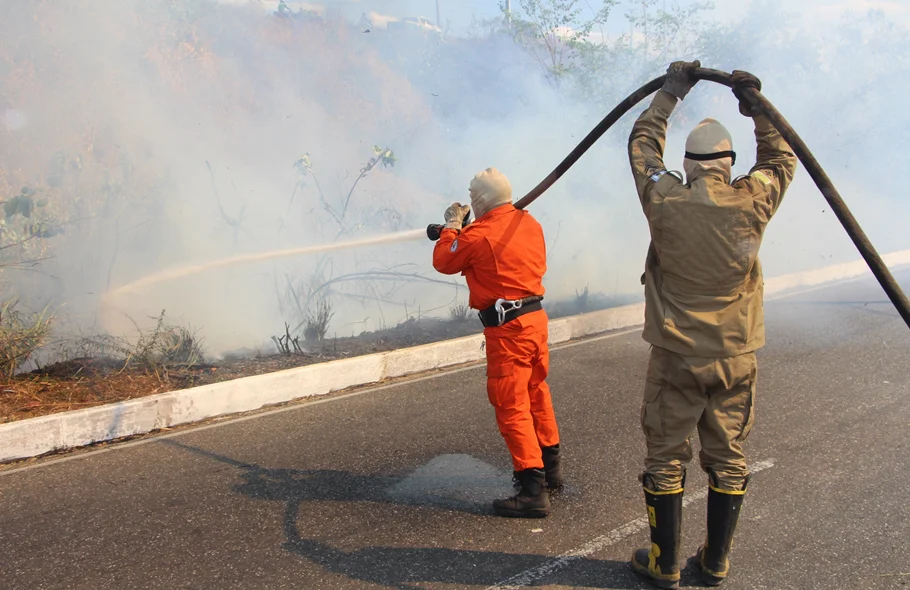 Corpo de Bombeiros apagando fogo 
