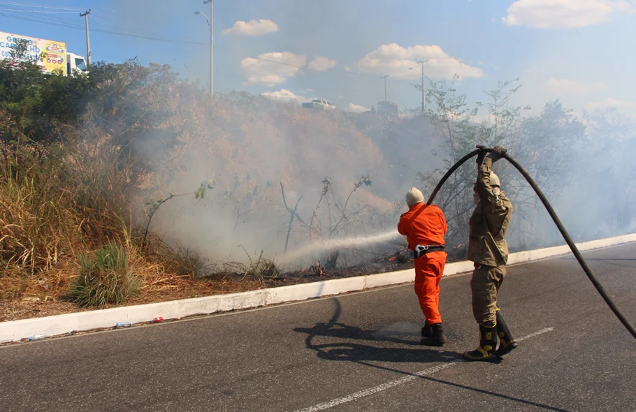 Corpo de Bombeiros apagando incêndio