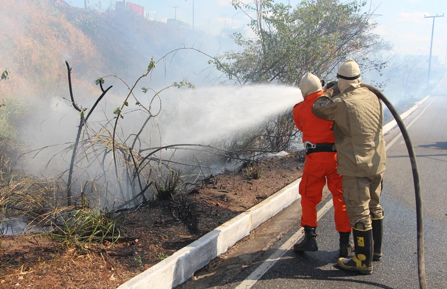 Corpo de Bombeiros trabalhando para conter incêndio
