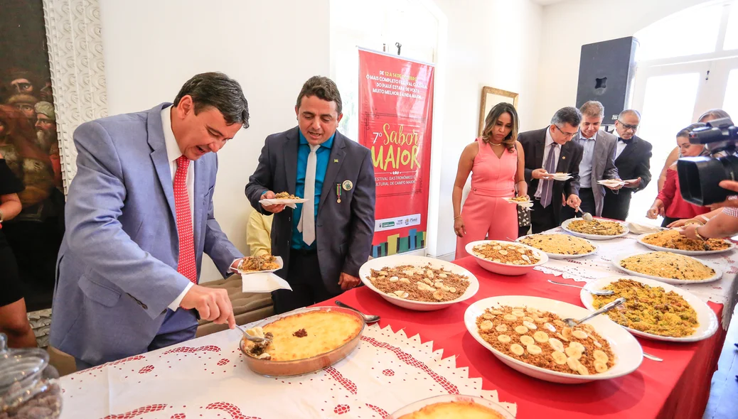 Governador degustando as comidas