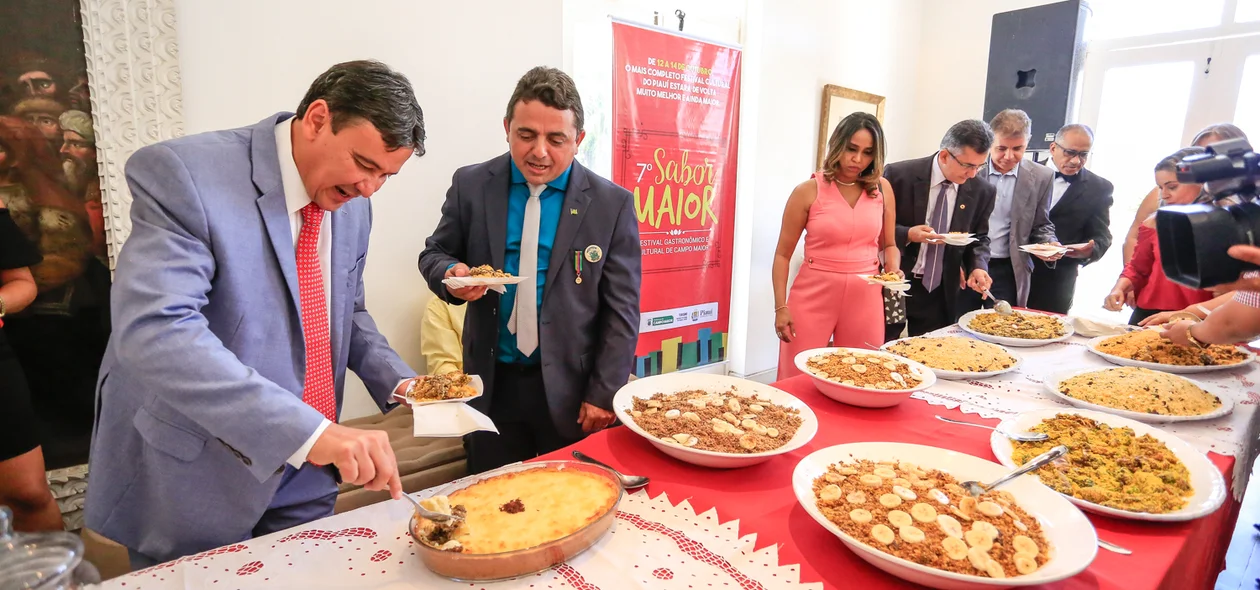 Governador degustando as comidas