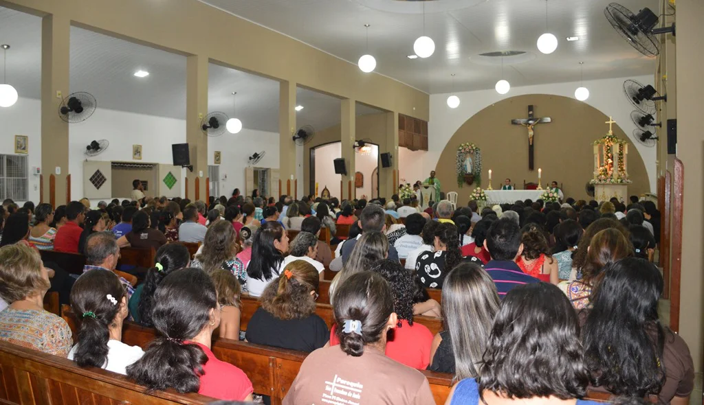Abertura da festa atrai dezenas de devotos
