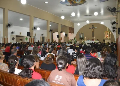 Abertura da festa atrai dezenas de devotos