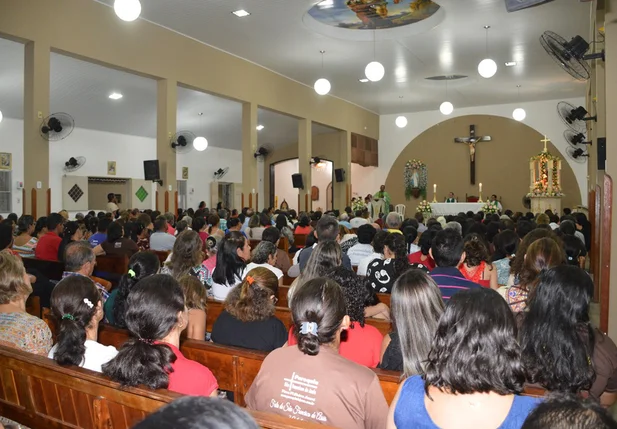 Abertura da festa atrai dezenas de devotos