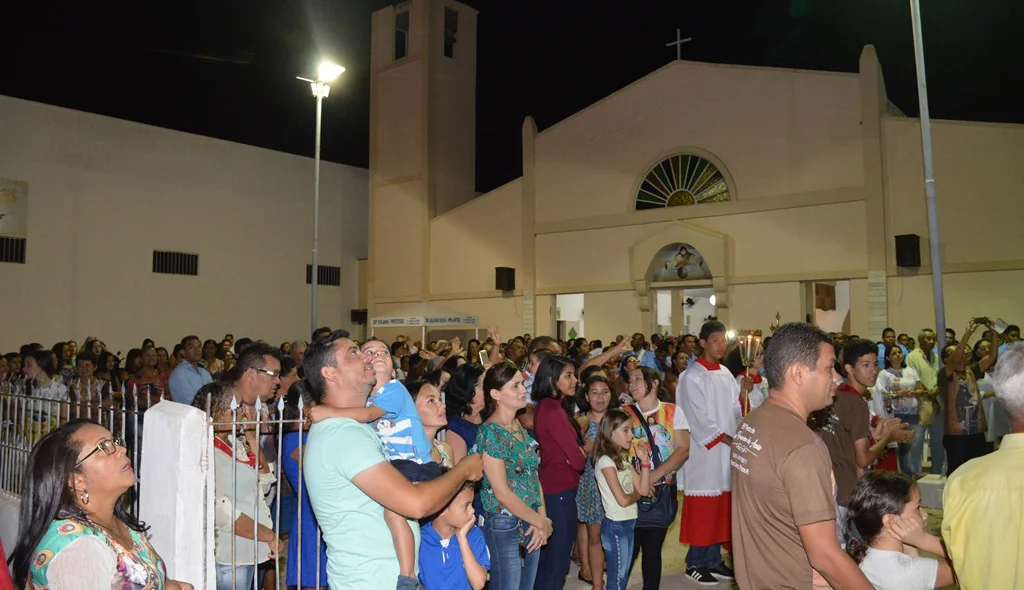 Fiéis acompanham hasteamento da bandeira