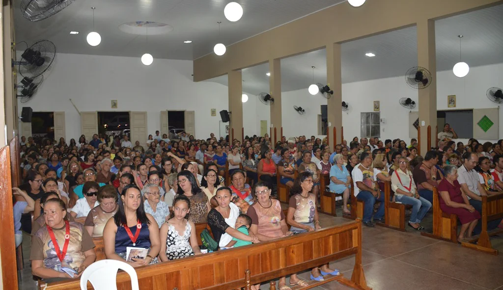 Fiéis lotam Igreja do Junco