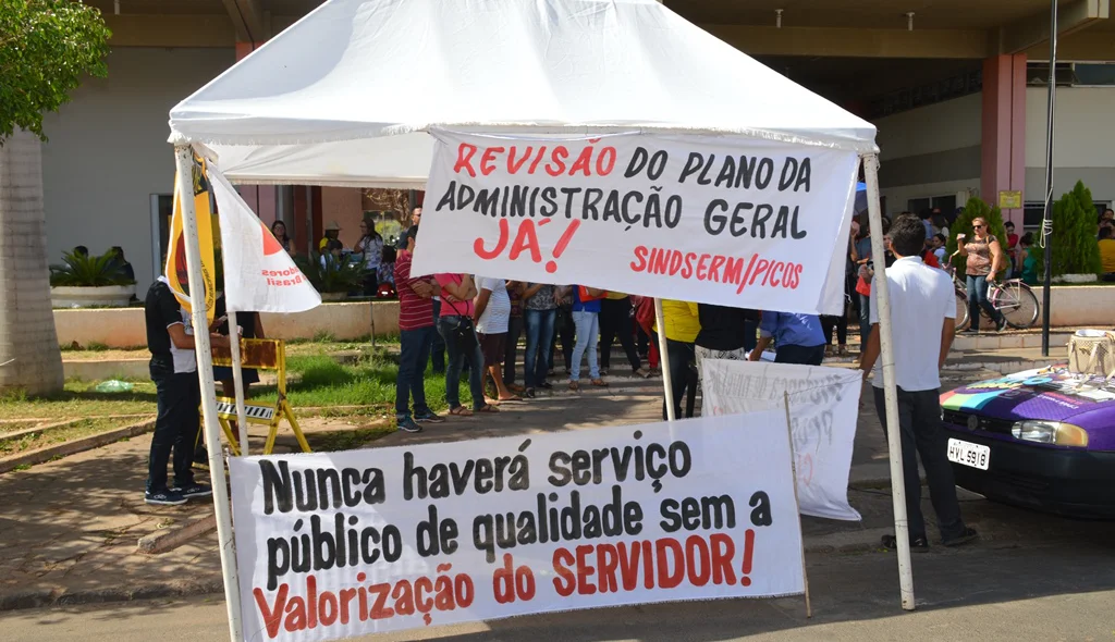 Faixas mostram indignação dos servidores