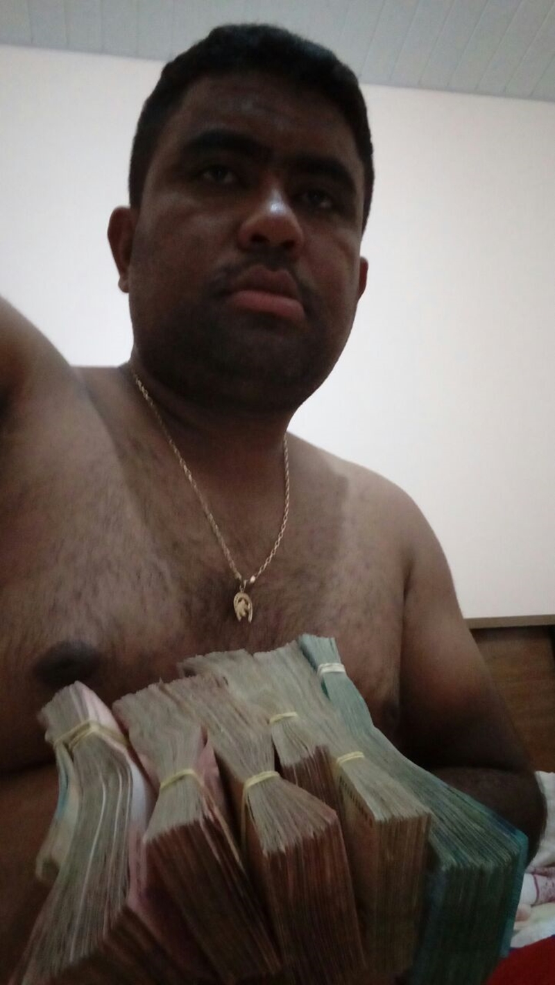 Foto de Moisés segurando maços de dinheiro circula no Whatsapp