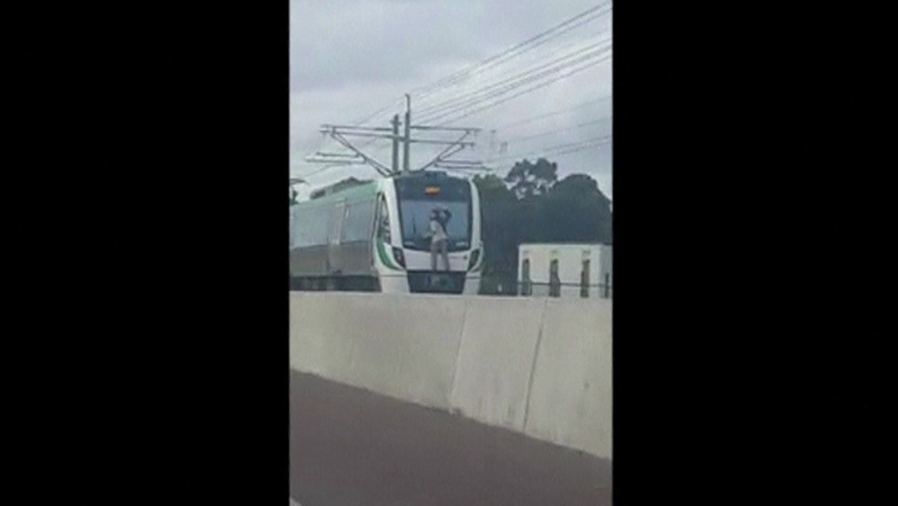 Jovem é flagrado viajando no para-brisa de trem na Austrália