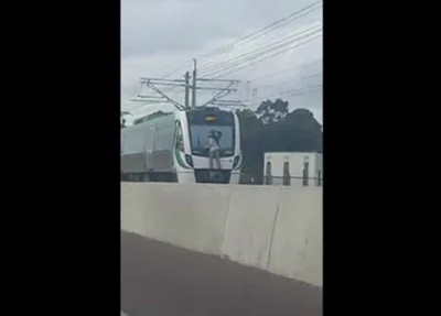 Jovem é flagrado viajando no para-brisa de trem na Austrália