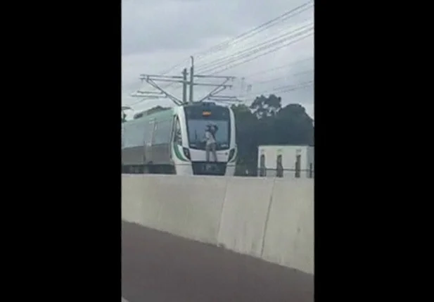 Jovem é flagrado viajando no para-brisa de trem na Austrália
