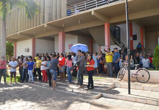 Servidores realizam novo protesto em frente à Prefeitura de Picos
