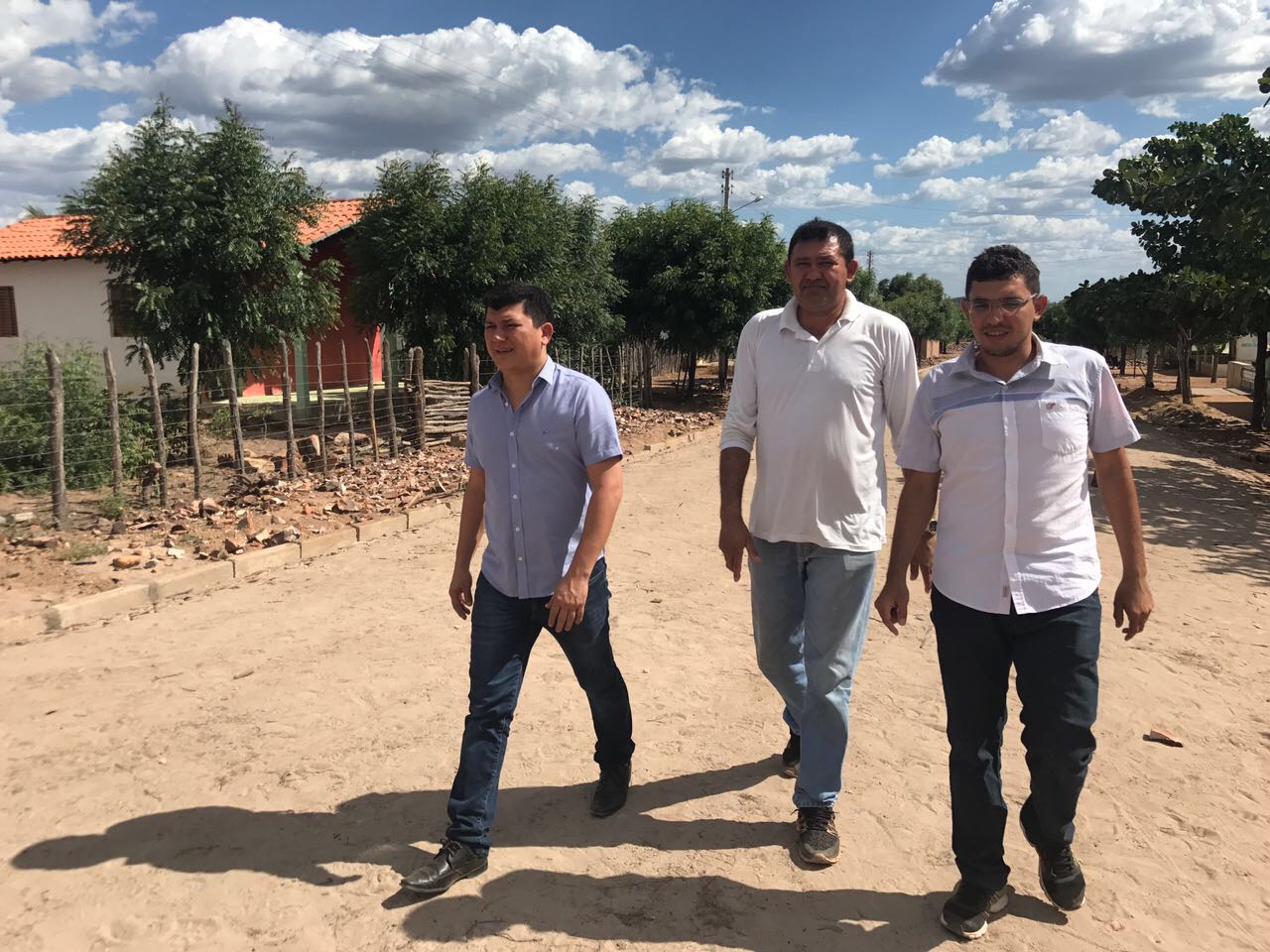 Prefeito Rubens Vieira e equipe em visita ao local