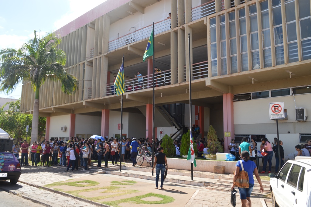 Servidores realizam novo protesto em frente a Prefeitura de Picos