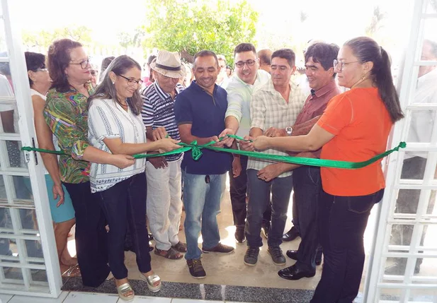 Corte da fita de inauguração da UBS de Esperantina