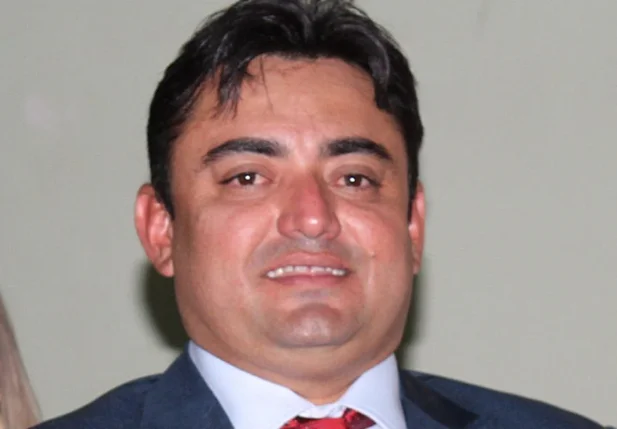 Márcio Alencar suspende concurso público
