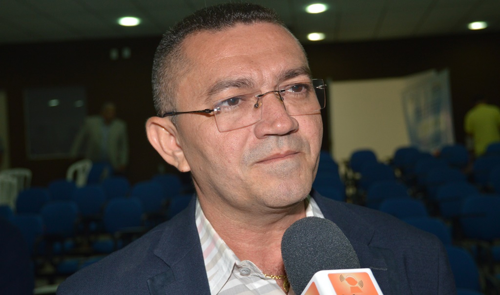 Padre Walmir demite 500 servidores contratados