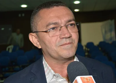 Padre Walmir demite 500 servidores contratados