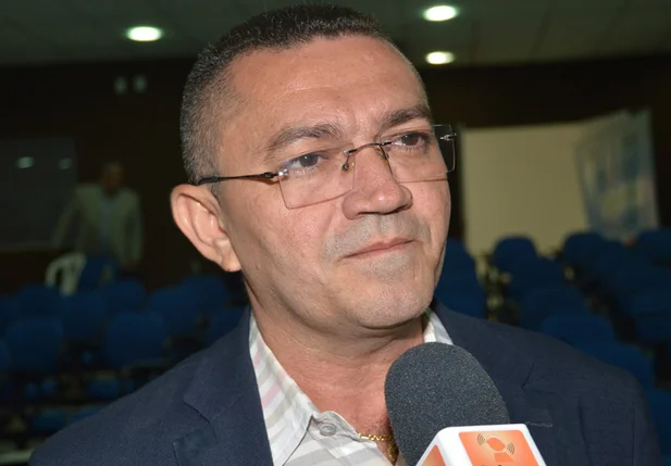 Padre Walmir demite 500 servidores contratados