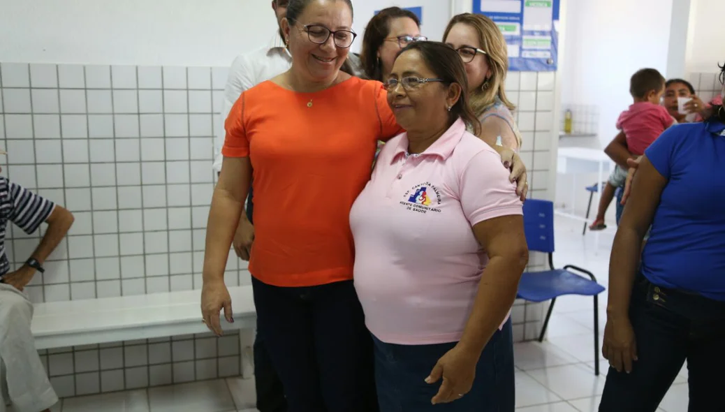 Vilma Amorim cumprimentando moradores de Esperantina