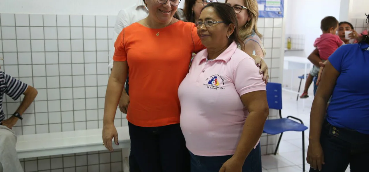 Vilma Amorim cumprimentando moradores de Esperantina
