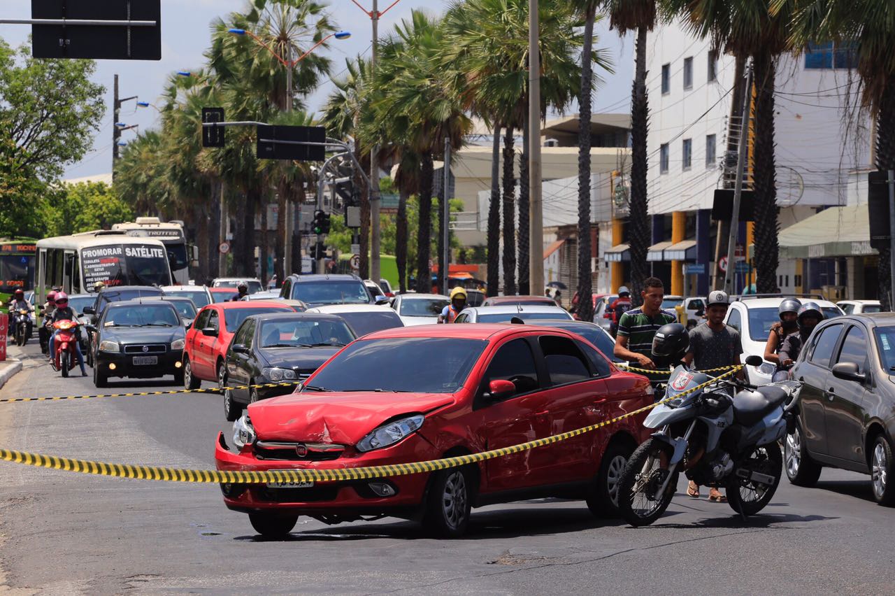 Assaltantes provocaram colisões na Avenida Maranhão