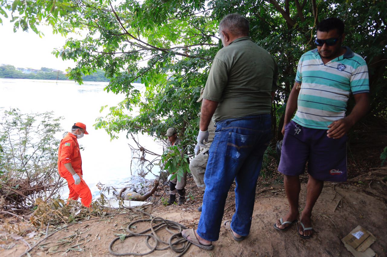 Corpo não identificado sendo retirado do rio pelo Corpo de Bombeiros