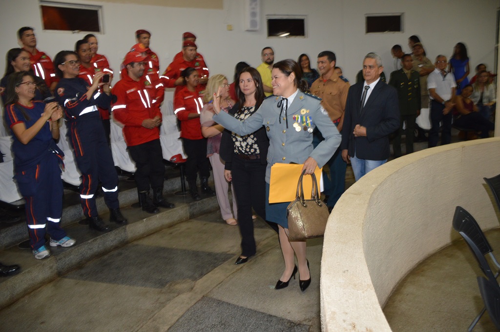 Homenageados são conduzidos ao plenário