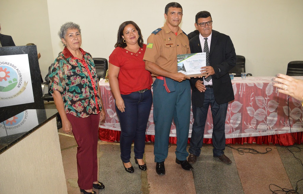Tenente Hamilton Lemos recebe a comenda