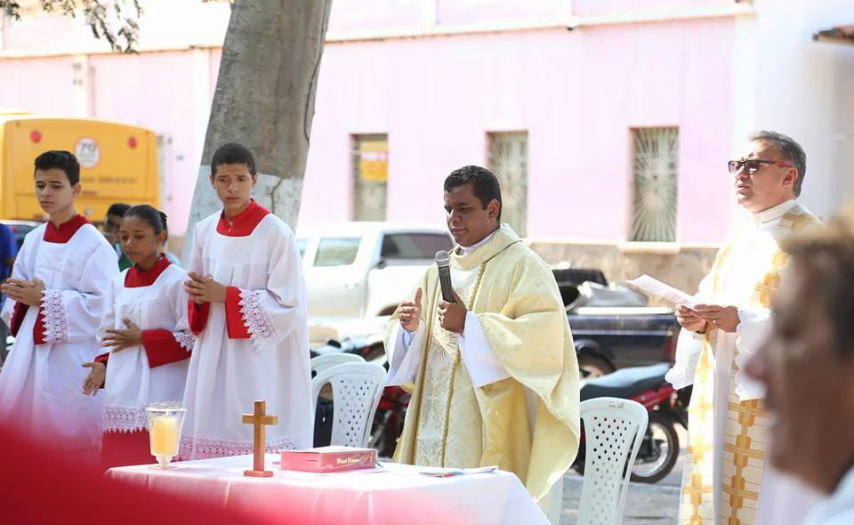 A missa foi celebrada pelos padres Jeremias e Evandro 
