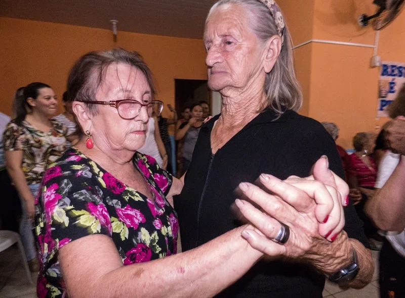 Amigas dançando