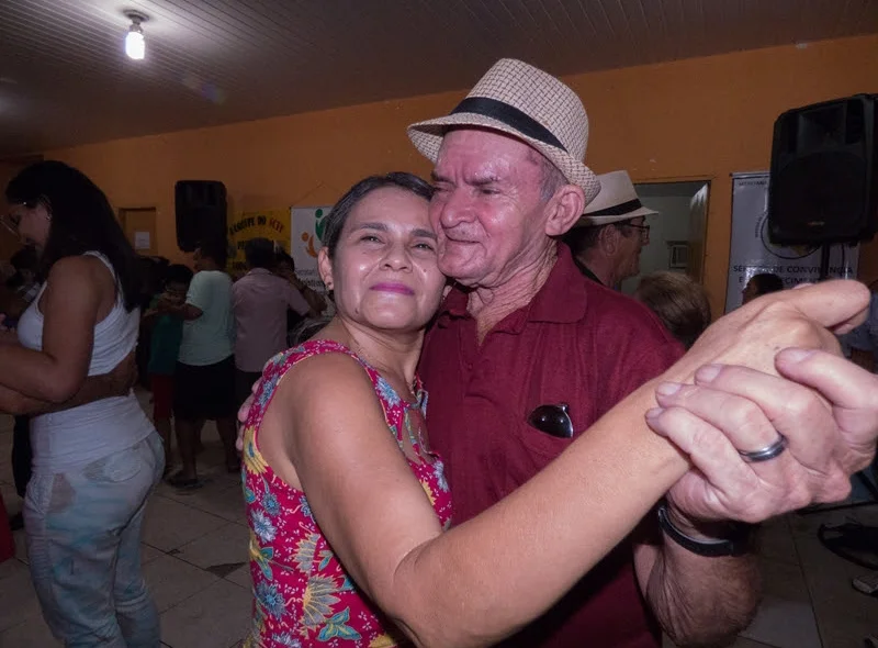 Casal de idosos dançando