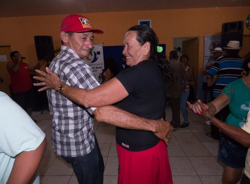 Casal de idosos dançando durante o evento
