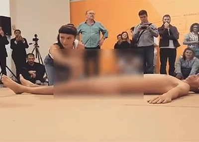 Criança interage com o artista Wagner Schwartz, que está nu