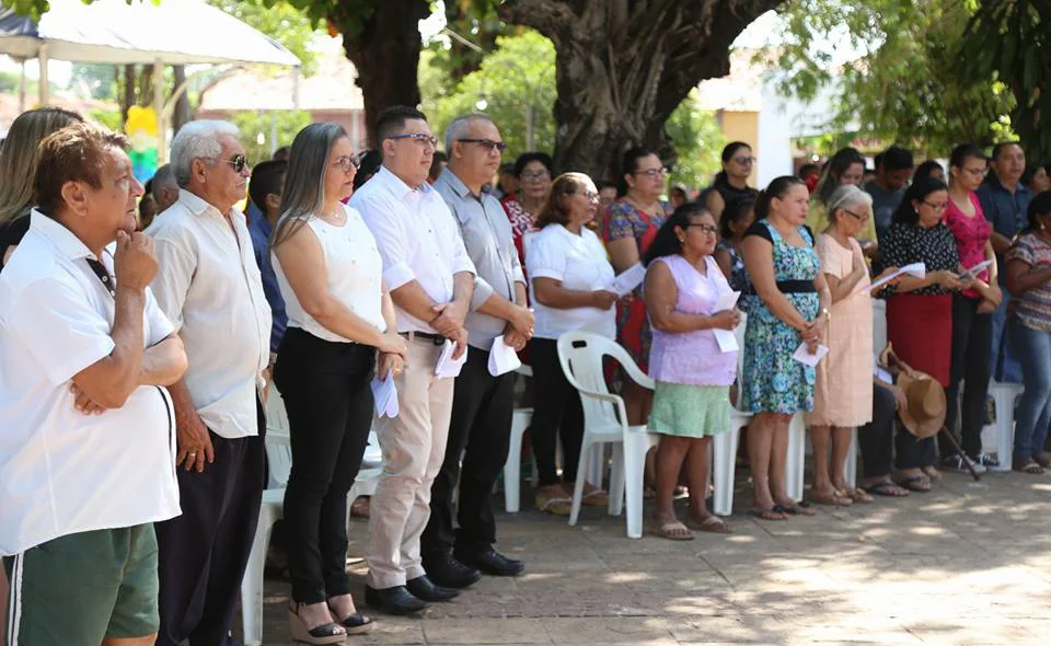 moradores de Esperantina assistindo a missa