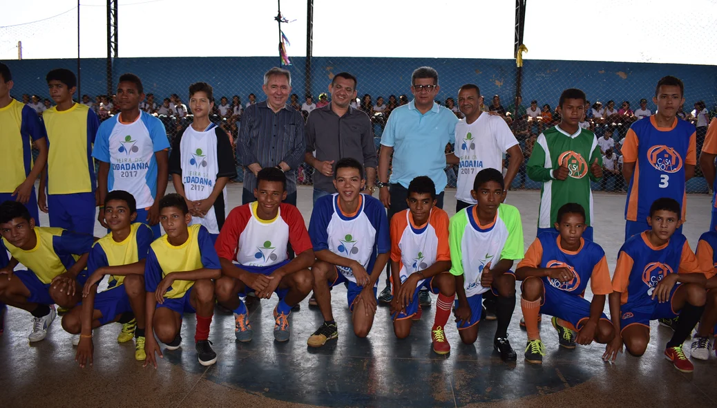 Zé Filho e João Henrique tirando foto com os atlétas 