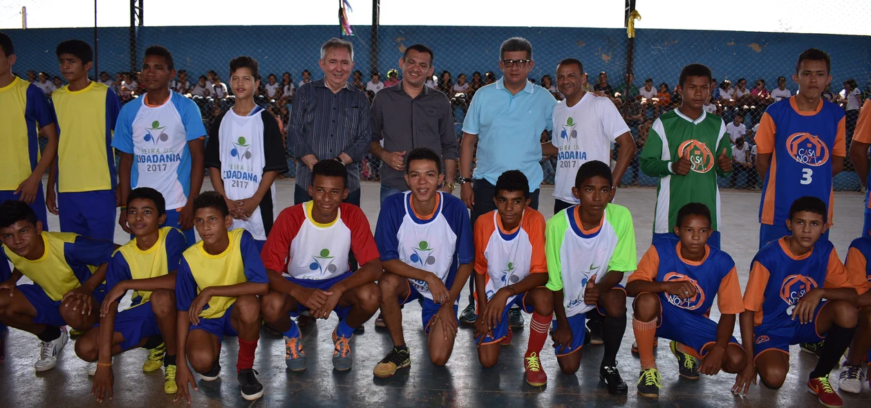 Zé Filho e João Henrique tirando foto com os atlétas 