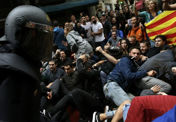 Polícia nacional espanhola entra em confronto com apoiadores do referendo
