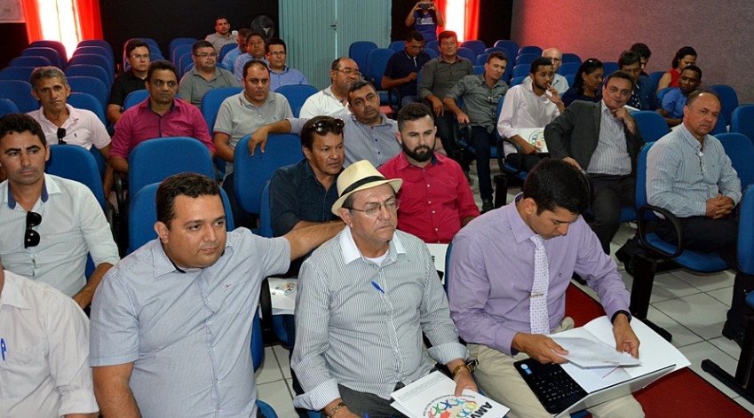 Encontro de membros da Associação de Municípios do Vale do Itaim em Jaicós