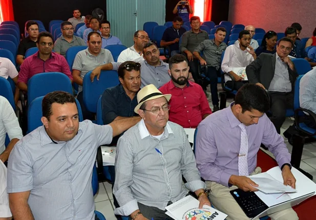 Encontro de membros da Associação de Municípios do Vale do Itaim em Jaicós