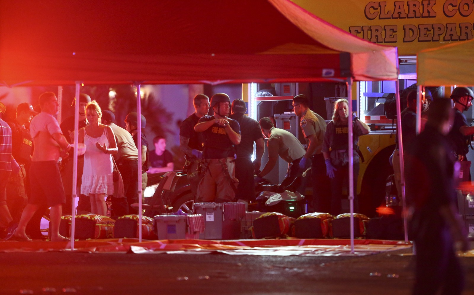 Médicos fazem os primeiros socorros das vítimas em Las Vegas