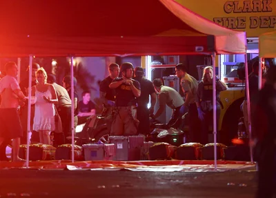 Médicos fazem os primeiros socorros das vítimas em Las Vegas