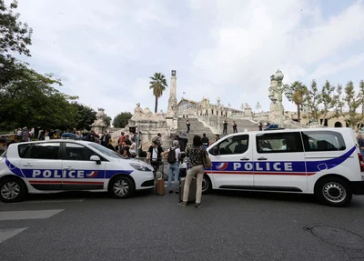 Policiais aguardam do lado de fora da estação de trem de Marselha