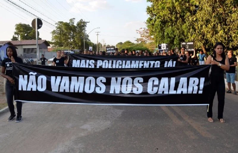 Pessoas desfilaram com faixas de protesto