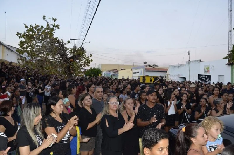 Pessoas vestiram preto em homenagem a professor morto