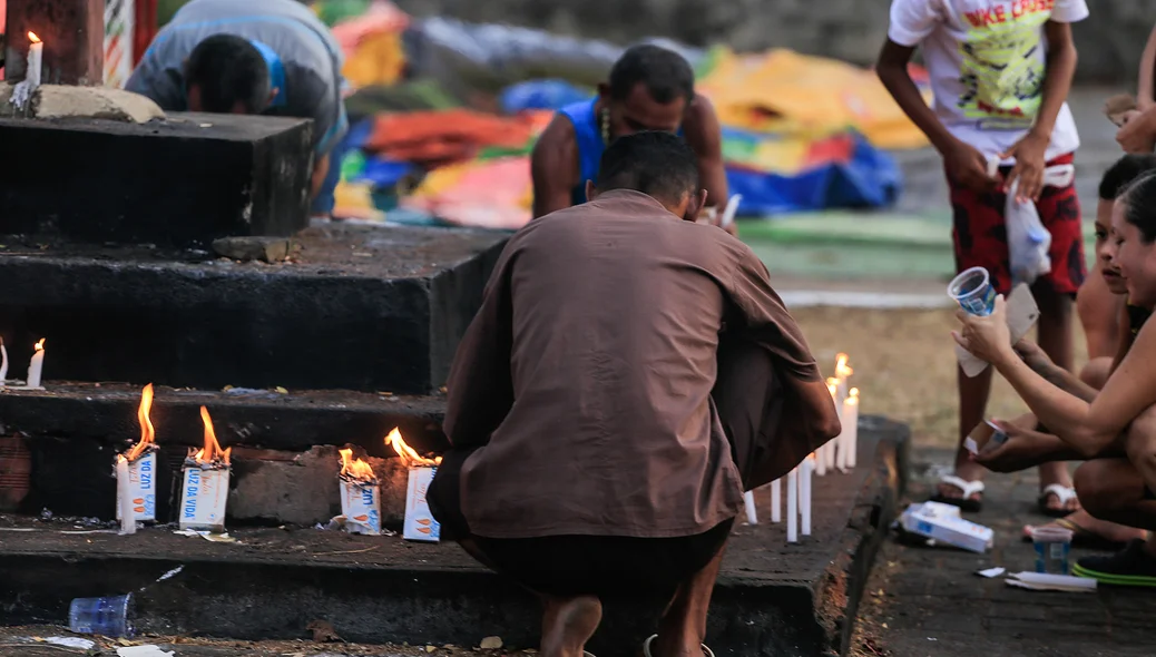 Fieis acendem velas