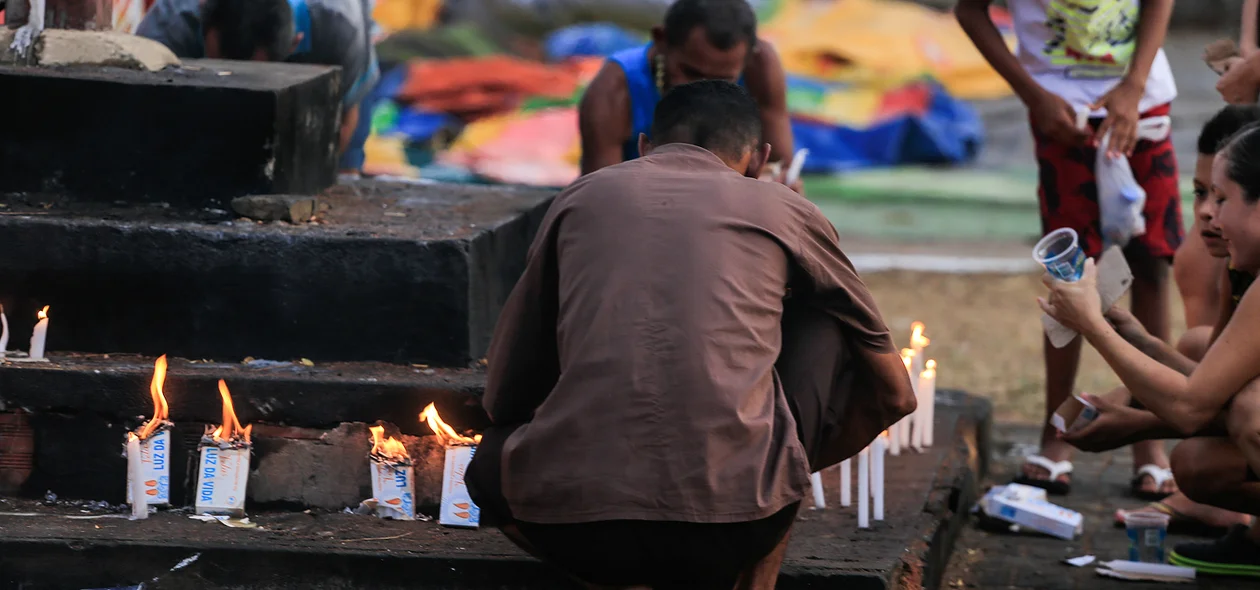 Fieis acendem velas